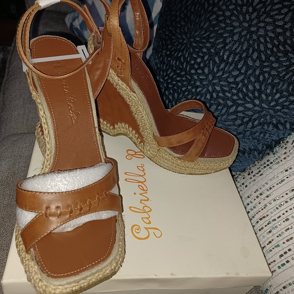 Womens size9.5 platforns